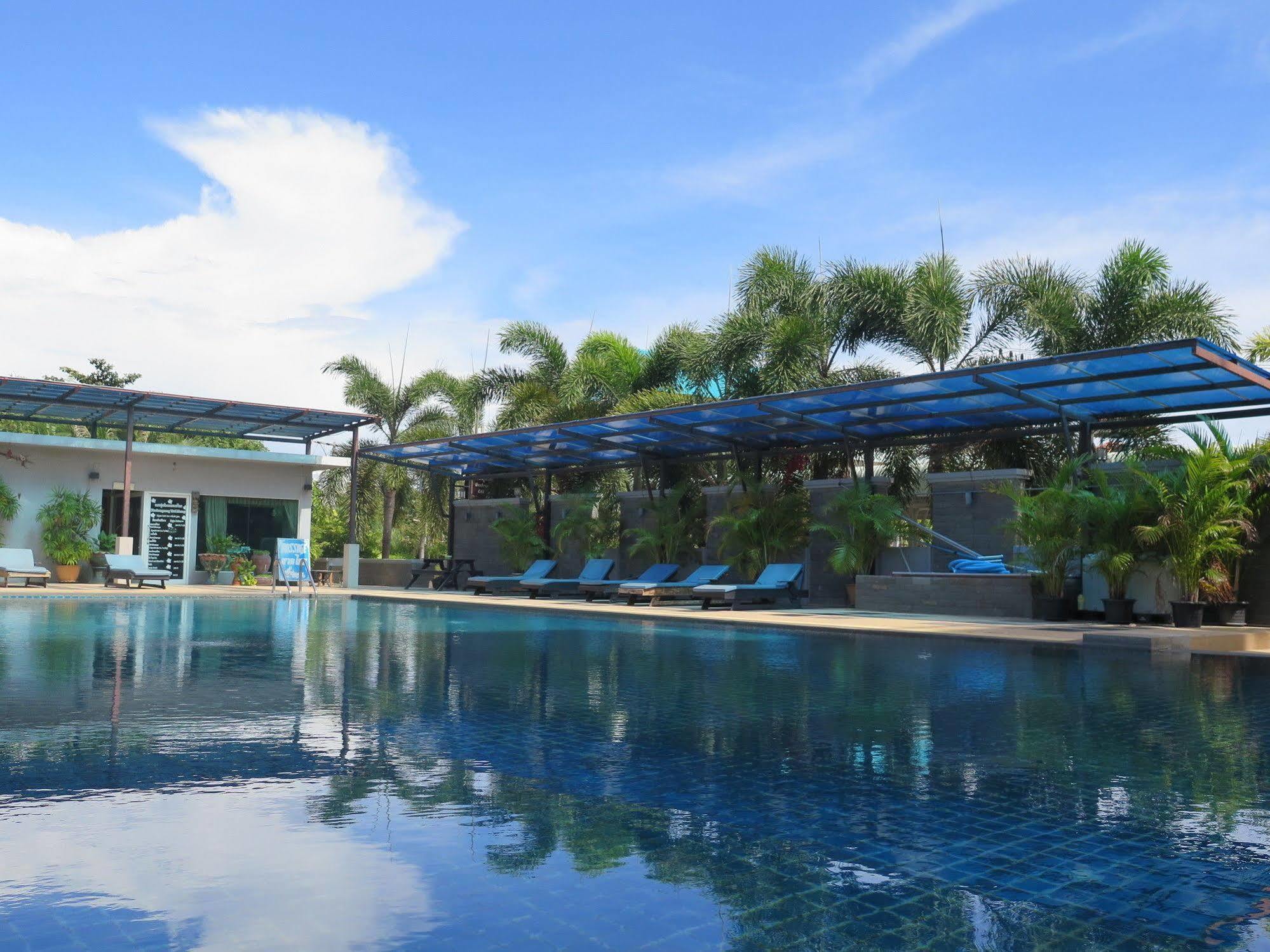 Oyo 829 Royal Thai Residence جومتين بيتش المظهر الخارجي الصورة